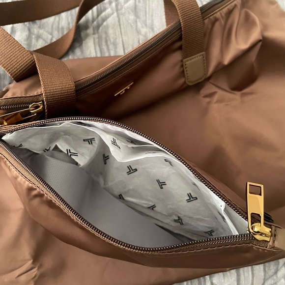 โ๏ธ NWOT Tumi Just In Case Weekender + Pouch - Picture 5 of 15